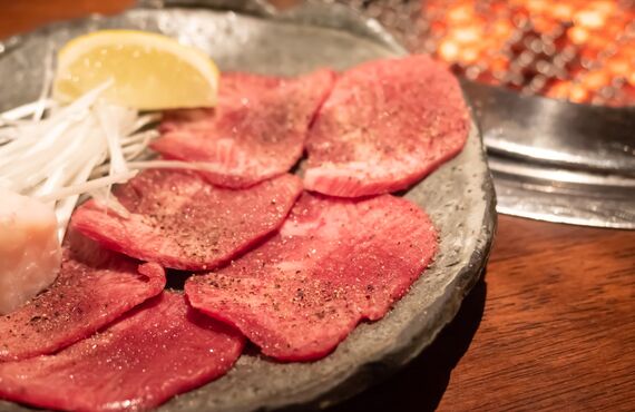 松阪駅近くにて営業中の焼き肉店ではタンも人気メニューの一つです